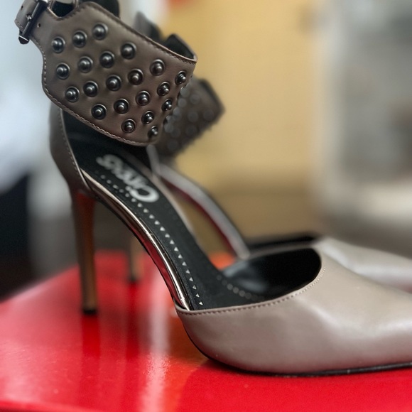 Gray Pointy Toe heels with think ankle strap. - Picture 5 of 9